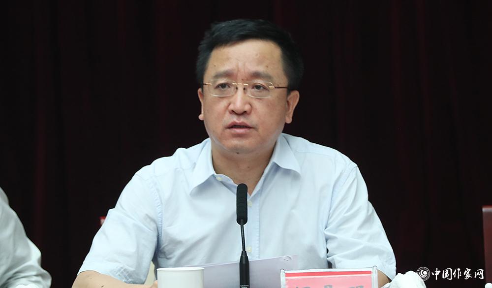 7月24日，第十屆全國優(yōu)秀兒童文學(xué)獎評獎委員會第一次全體會議由閻晶明主持