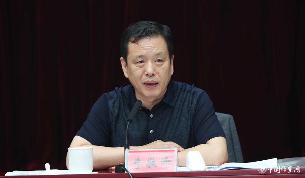 7月24日，李敬澤在第一次全體會議上就評獎條例、評獎細(xì)則作說明
