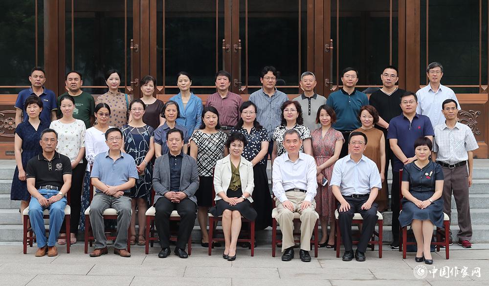 7月24日，第十屆全國優(yōu)秀兒童文學(xué)獎全體評委合影
