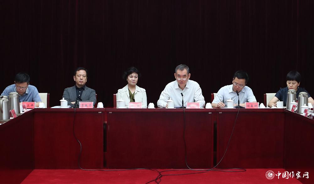 中國作協(xié)主席、第十屆兒獎評委會名譽(yù)主任鐵凝（左三）出席會議