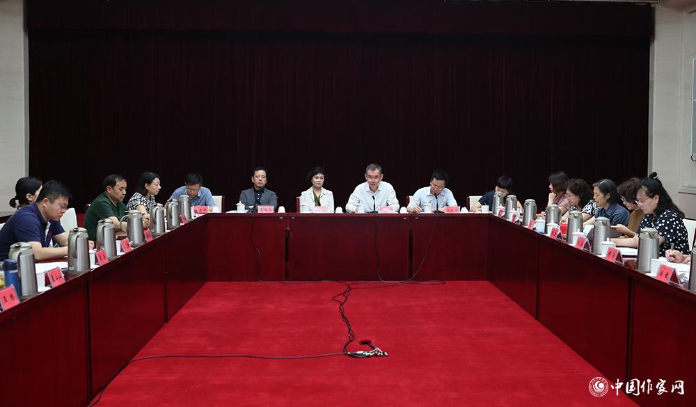 7月24日，第十屆全國優(yōu)秀兒童文學(xué)獎評獎委員會第一次全體會議在京舉行