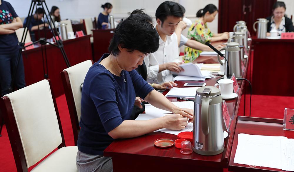 8月4日，紀(jì)律監(jiān)察組人員對選票結(jié)果蓋章封存