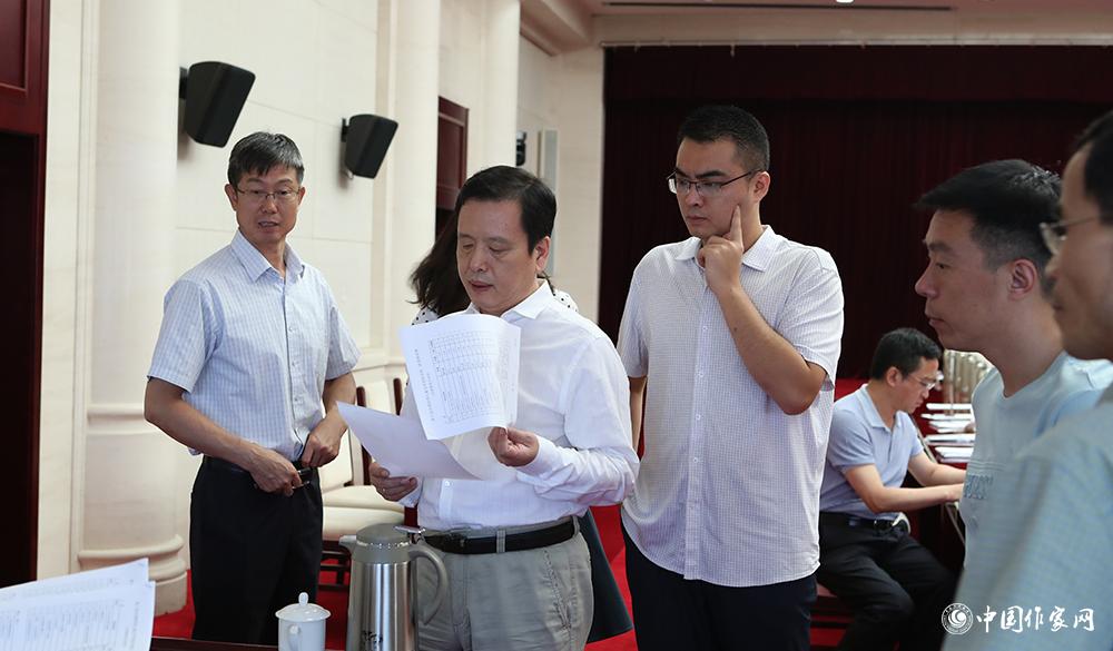 8月4日，李敬澤查看選票統(tǒng)計情況