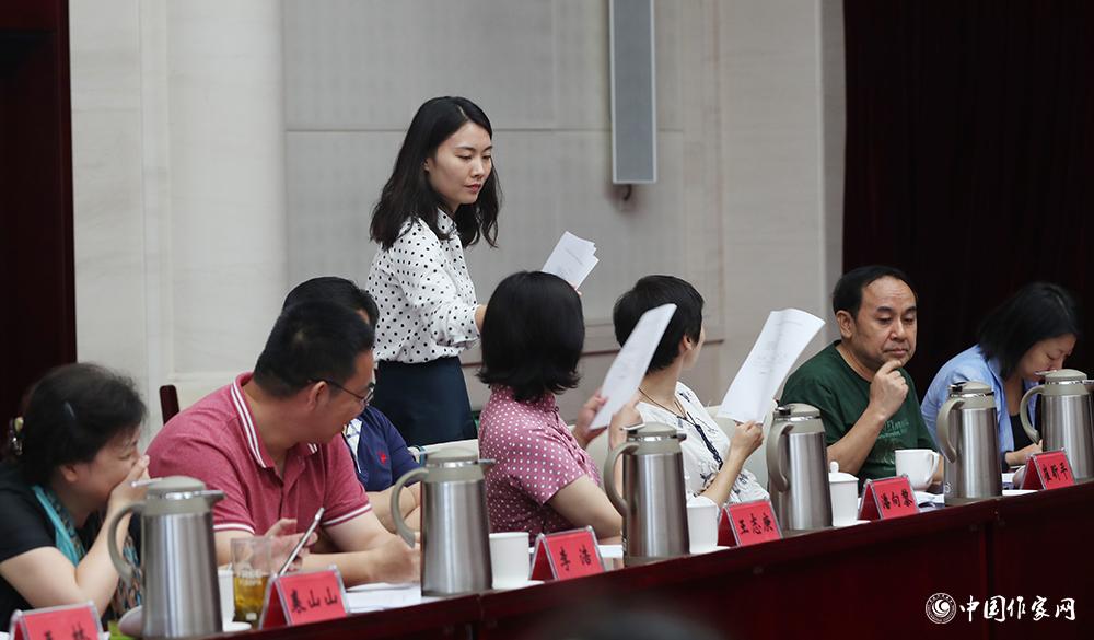 8月4日，第十屆兒獎評委會第六次全體會議上，聯(lián)絡(luò)員收回選票