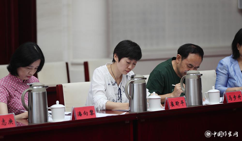 8月4日，第十屆兒獎評委會第六次全體會議上，評委填寫選票