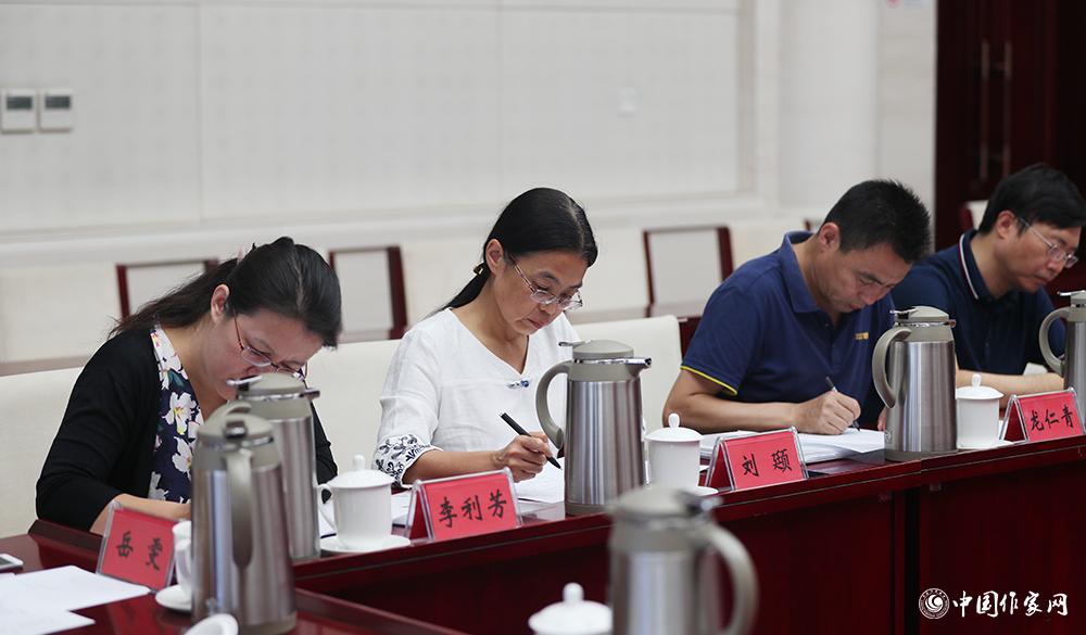 8月4日，第十屆兒獎評委會第六次全體會議上，評委填寫選票