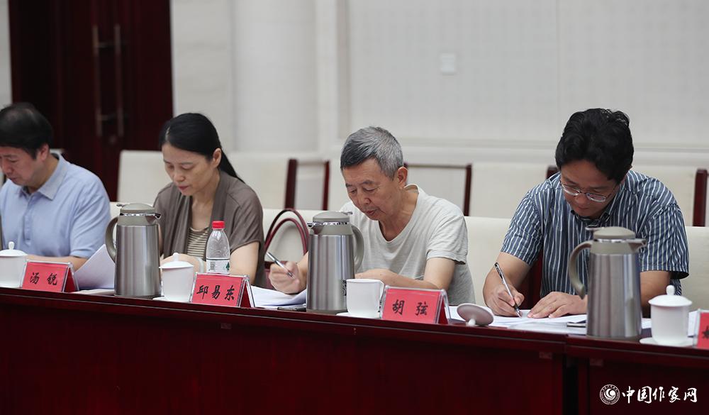 8月4日，第十屆兒獎評委會第六次全體會議上，評委填寫選票
