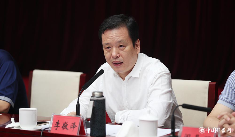 8月4日，李敬澤主持第十屆全國優(yōu)秀兒童文學(xué)獎評委會第六次全體會議