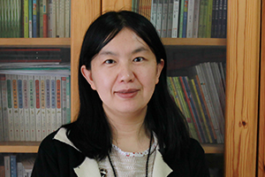 童話：獲獎作品《小女孩的名字》作者：呂麗娜         獲獎感言　　在這本書里，我讓我的小女孩安居在童話世界里。這是個比現(xiàn)實世界更大更神奇更遼闊的世界。我曾在一篇文章里這樣寫過：當(dāng)一個小女孩走在路上，她總是一只腳踏在現(xiàn)實世界，一只腳踏在童話世界里。因為小女孩就是這樣的，心里總是有那么多那么多的幻想，和那么多那么多的詩意，所以小女孩最適合住在童話故事里。