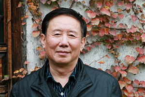 小說：獲獎作品《吉祥時光》作者：張之路         獲獎感言　　從長篇小說《第三軍團(tuán)》開始到今天的《吉祥時光》，我曾幾次獲得這個珍貴的獎項。幾十年來，這個獎始終伴隨著我、鼓舞著我，我珍視她，以她為榮。她激勵著我，讓我寫出更多更好的兒童文學(xué)作品。童年是一個人最為寶貴的時光。我寫過各種類型的兒童文學(xué)，但是書寫自己的童年卻是我多年的愿望。