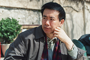 小說：獲獎作品《尋找魚王》作者：張煒         獲獎感言　　我的《尋找魚王》不過是連綴了幾個真實的故事，因為在復(fù)雜驚心的現(xiàn)實面前，杜撰往往顯得虛弱和蒼白。其中的一個魚王今天仍然生活在沭河岸邊，另一個早就遁入深山，只把令人慨嘆的傳奇留下。我曾經(jīng)去探尋他們的蹤跡，鉆進(jìn)過大山深處曲折神秘的居所，那是悍勇倔強(qiáng)的老人們待過的地方……