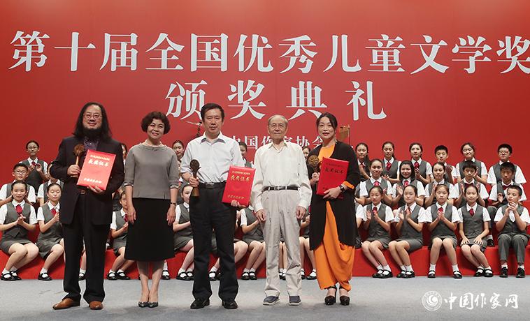 鐵凝、束沛德為小說獲獎?wù)哳C獎