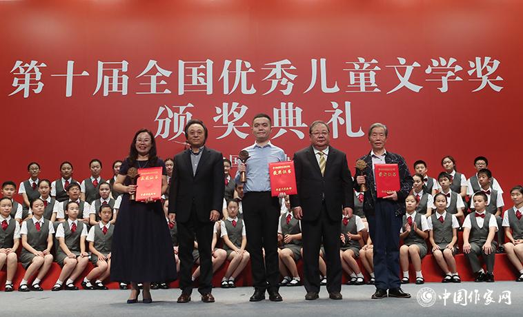 吉狄馬加、王泉根為詩歌、幼兒文學(xué)獲獎?wù)哳C獎