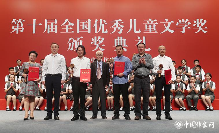 高洪波、孟祥林、樊發(fā)稼為散文、報告文學(xué)、科幻文學(xué)獲獎?wù)哳C獎