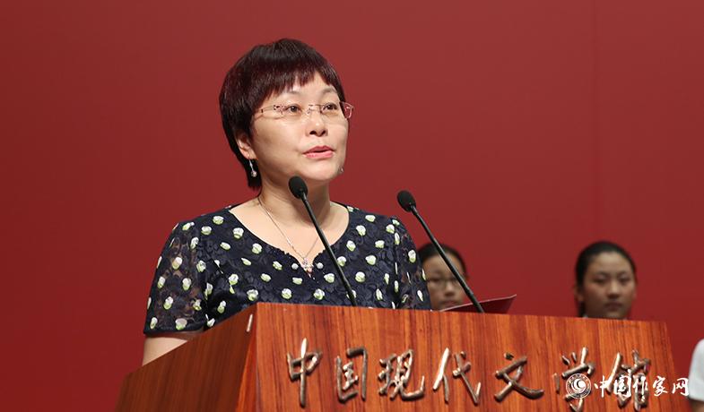 湯素蘭在頒獎典禮上宣讀獲獎詩歌、幼兒文學(xué)授獎辭