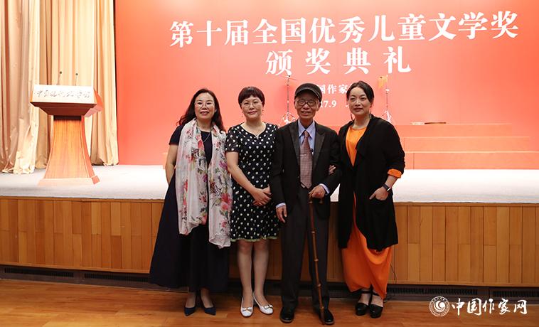 獲獎作家與樊發(fā)稼、湯素蘭合影