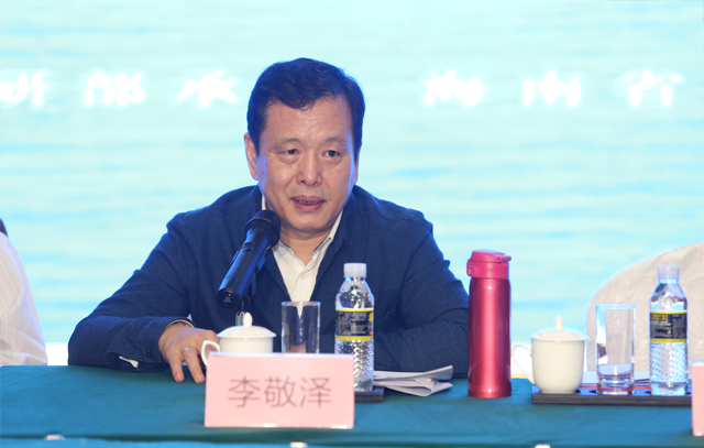 中國作協(xié)黨組成員、副主席李敬澤主持開幕式