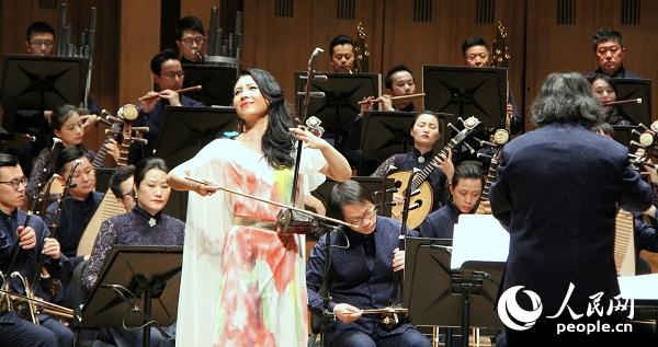 二胡演奏家馬曉暉與樂隊一起演奏《梁?！贰Ｓ浾?任彥攝