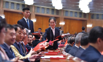 全國政協(xié)第四次全體會(huì)，工作人員發(fā)放選票
