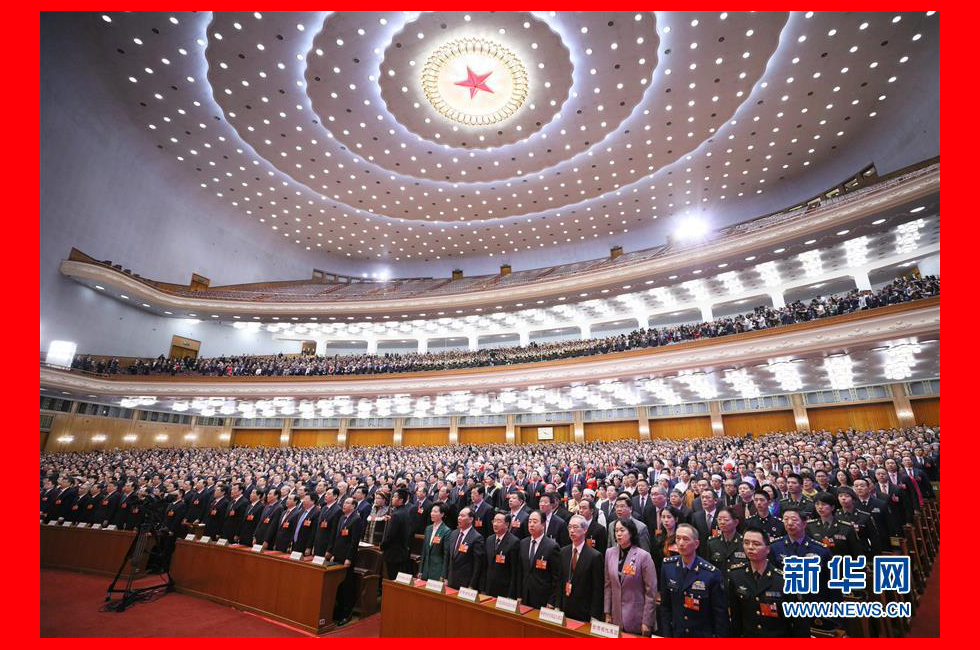3月20日，第十三屆全國人民代表大會(huì)第一次會(huì)議舉行閉幕會(huì)。這是代表在唱國歌。