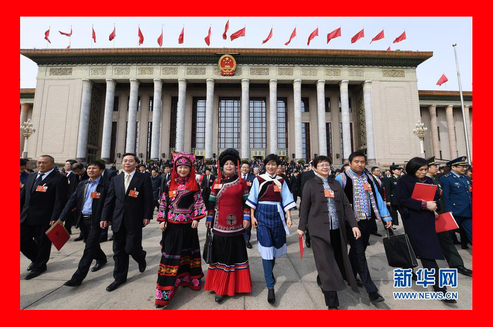 3月20日，第十三屆全國人民代表大會(huì)第一次會(huì)議閉幕會(huì)。這是會(huì)后，代表走出人民大會(huì)堂。