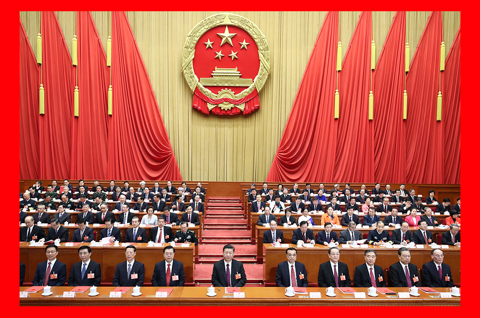 3月20日，第十三屆全國人民代表大會(huì)第一次會(huì)議閉幕。習(xí)近平等黨和國家領(lǐng)導(dǎo)人在主席臺(tái)就座。