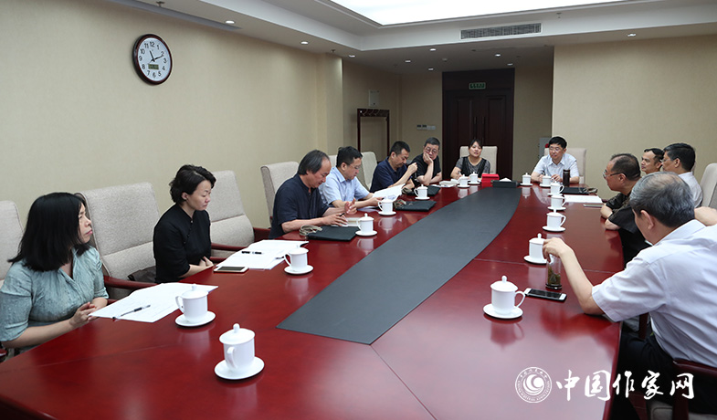 7月28日，全體會后散文雜文獎評獎委員會召開會議