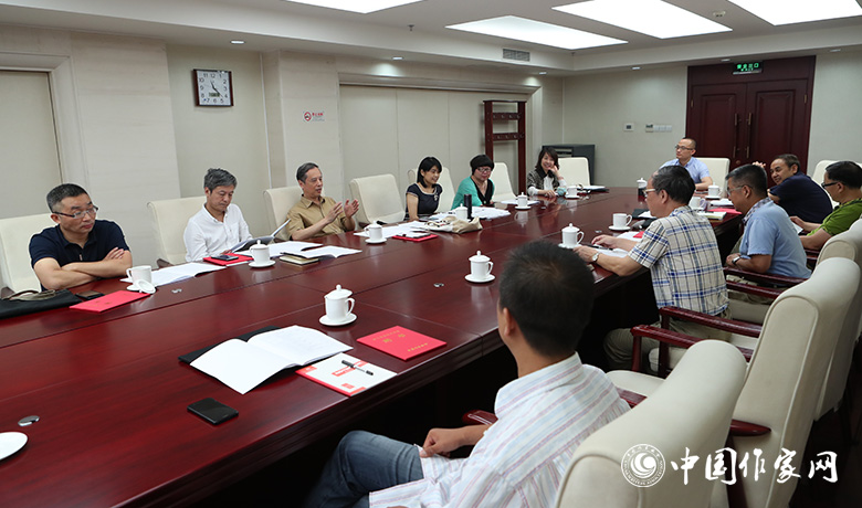 7月28日，全體會后短篇小說獎評獎委員會召開會議