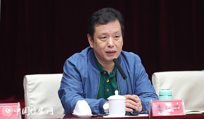 7月28日，李敬澤在全體會上就《魯迅文學獎評獎條例》和《評獎細則》做講解說明