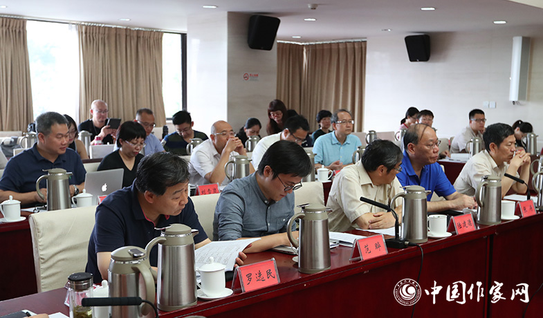 7月28日，第七屆魯迅文學獎各評委會全體會現(xiàn)場