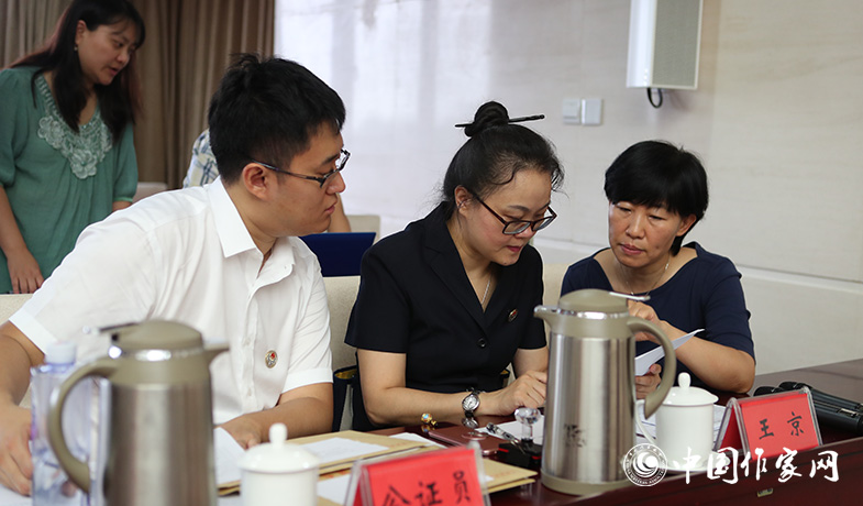 8月11日，公證處公證人員檢查選票統(tǒng)計情況