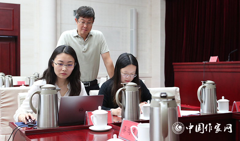 8月11日，聯(lián)絡員統(tǒng)計選票，紀監(jiān)組人員監(jiān)督工作