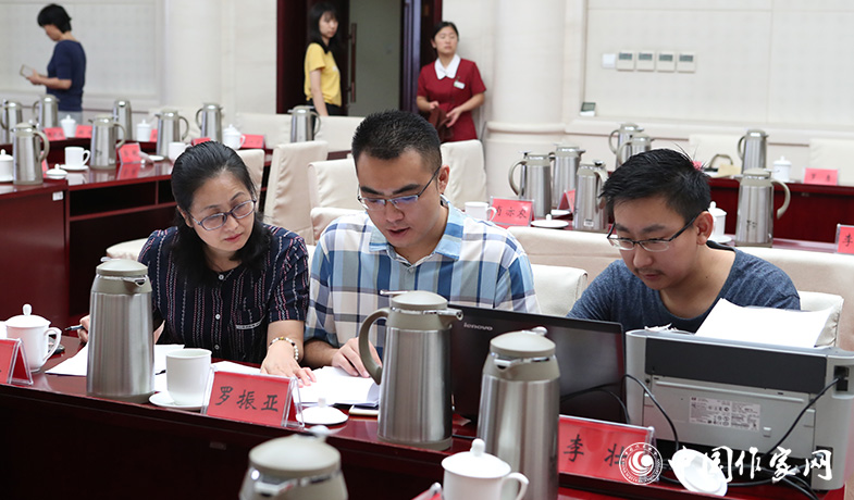 8月11日，聯(lián)絡員統(tǒng)計選票，紀監(jiān)組人員監(jiān)督工作