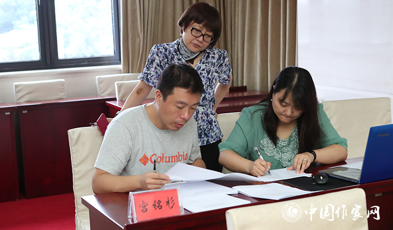 8月11日，聯(lián)絡員統(tǒng)計選票，紀監(jiān)組人員監(jiān)督工作