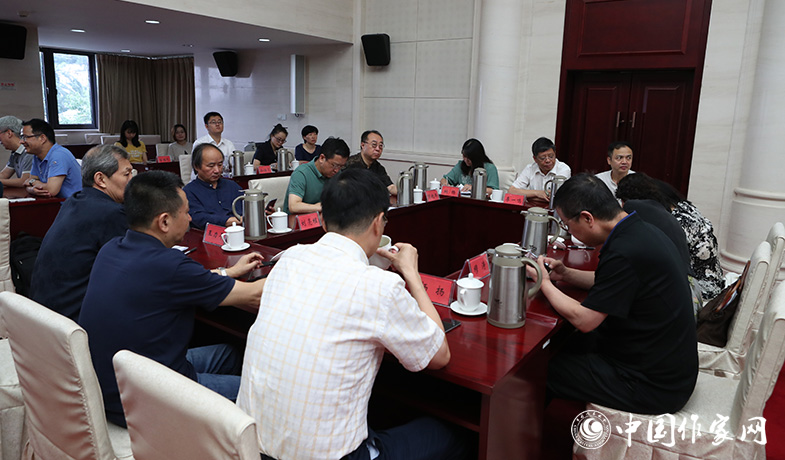 8月11日，第七屆魯迅文學獎終評會投票現(xiàn)場