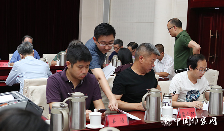 8月11日，聯(lián)絡員在向評委會收發(fā)選票