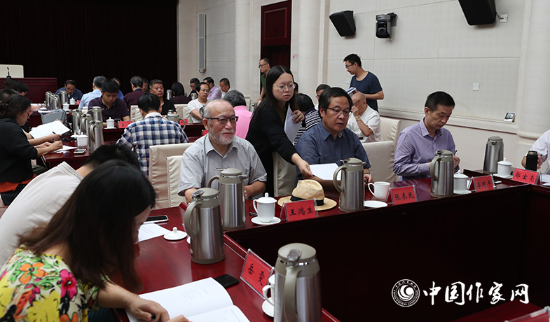 8月11日，聯(lián)絡員在向評委會收發(fā)選票