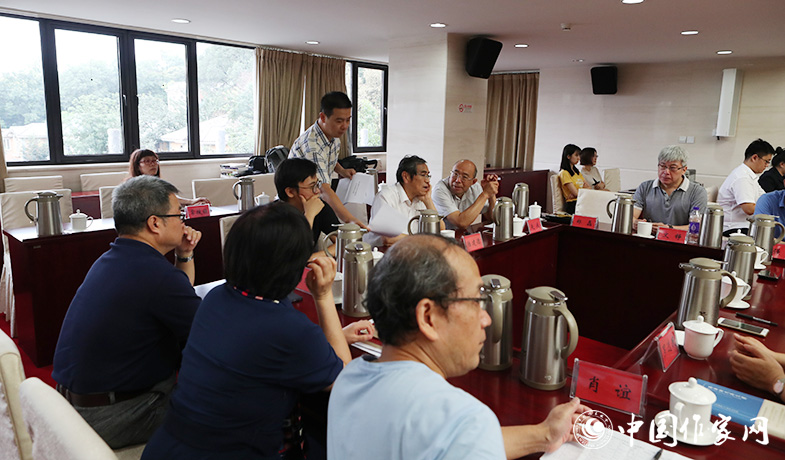 8月11日，聯(lián)絡員在向評委會收發(fā)選票