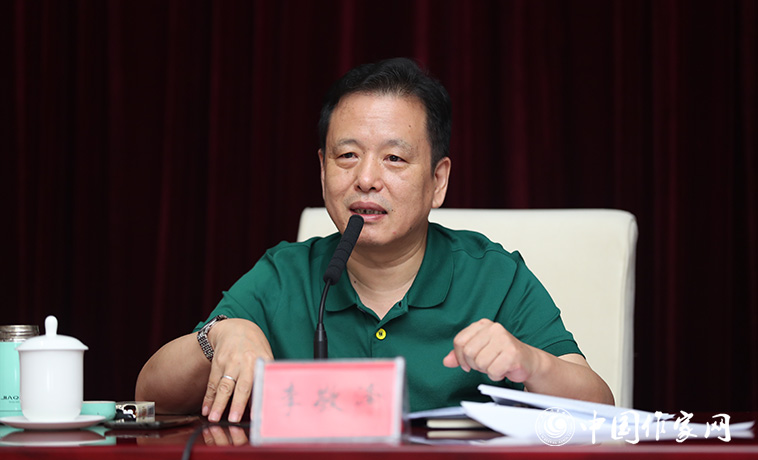 8月11日，李敬澤在終評會上介紹投票規(guī)則并宣布了各獎項的計票結果