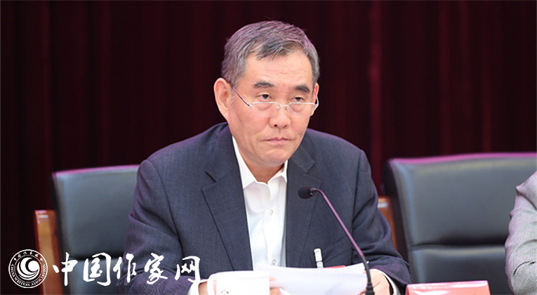 中國作協(xié)黨組書記、副主席錢小芊作報(bào)告