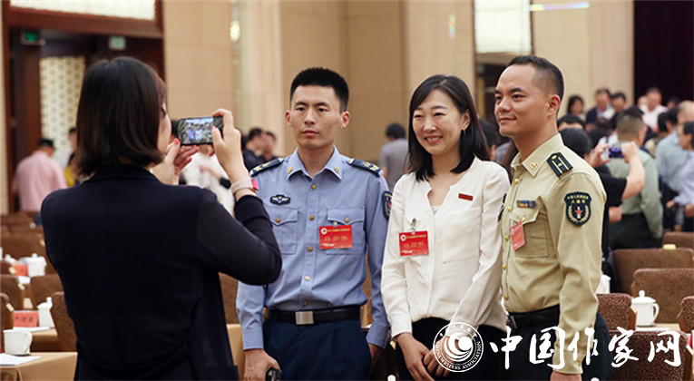 開幕式結(jié)束后，代表們合影留念