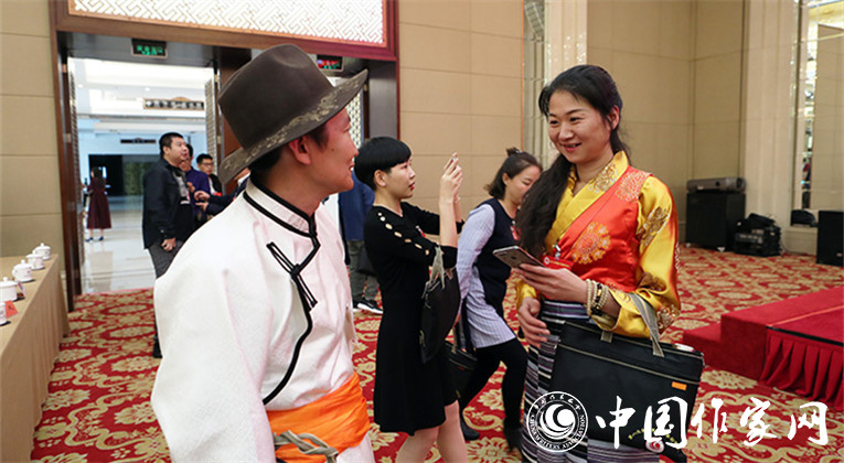 開幕式結(jié)束后，代表們合影留念