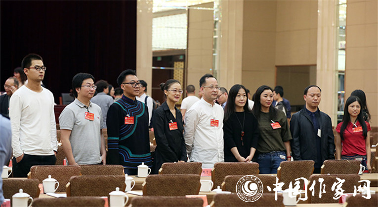 開幕式結(jié)束后，代表們合影留念