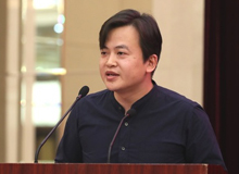 王威廉：人,時(shí)間的容器　　寫作的人在時(shí)間的蒼茫海面上需要看得更多、望得更遠(yuǎn)，才能帶給寫作真正的自由。[詳細(xì)]