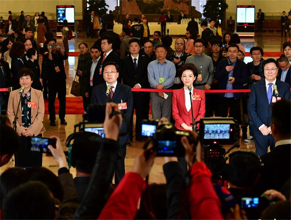 全國政協(xié)委員接受記者采訪。