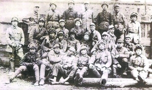 1946年4月，牡丹江軍區(qū)剿匪小分隊(duì)的部分官兵合影，《林海雪原》原型