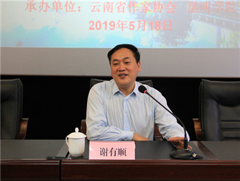 大多數(shù)優(yōu)秀文學(xué)作品都會(huì)給讀者以飽滿(mǎn)與扎實(shí)的閱讀之感，正如謝有順?biāo)f(shuō)，盡管寫(xiě)作是進(jìn)入一個(gè)想象的世界，但這個(gè)想象，終歸是從生活根系里長(zhǎng)出來(lái)的。真實(shí)的寫(xiě)作，總是起源于作家對(duì)自己最熟悉的人、事、物的基本感受……