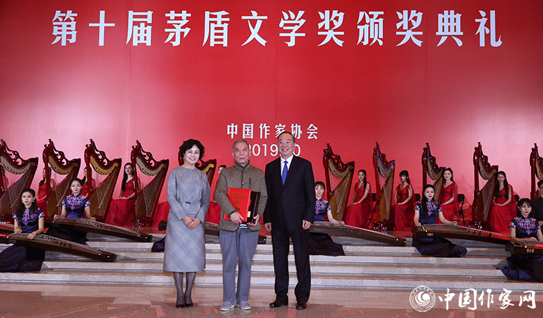黃坤明、鐵凝為獲獎(jiǎng)作家梁曉聲頒獎(jiǎng)