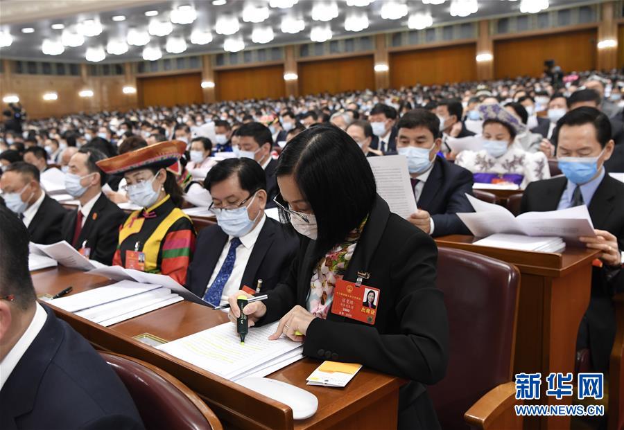 5月22日，第十三屆全國(guó)人民代表大會(huì)第三次會(huì)議在北京人民大會(huì)堂開(kāi)幕。這是代表們?cè)谡J(rèn)真聽(tīng)會(huì)。