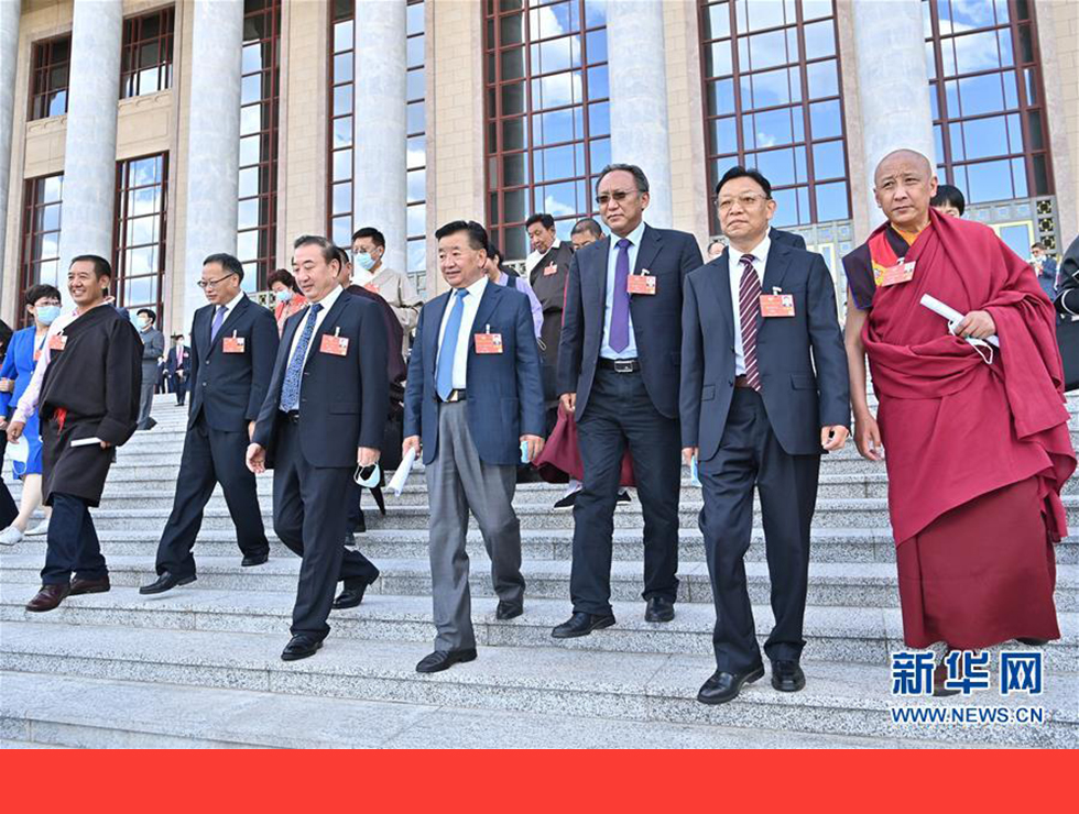 5月27日，全國(guó)政協(xié)十三屆三次會(huì)議在北京人民大會(huì)堂舉行閉幕會(huì)。閉幕會(huì)后，委員們走出人民大會(huì)堂。